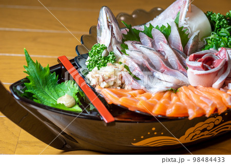 日本の刺し身　姿つくり　和食イメージ 98484433