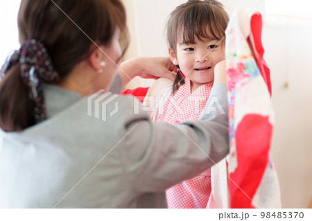 七五三の着物を着る女の子 七五三の着物を着る女の子 98485370