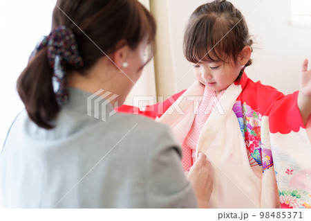 七五三の着物を着る女の子 98485371