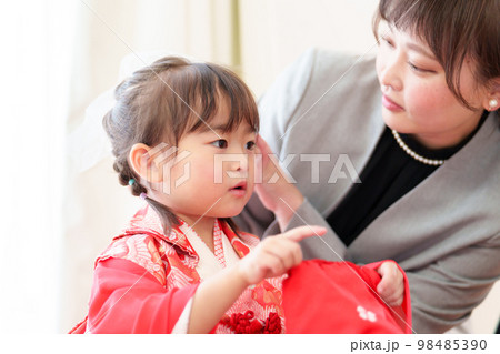 七五三の準備をする女の子 七五三の準備をする女の子 98485390