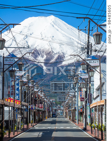 4月山梨・富士吉田 富士山と本町通り(富士みち) 4月山梨・富士吉田 富士山と本町通り(富士みち) 98485605