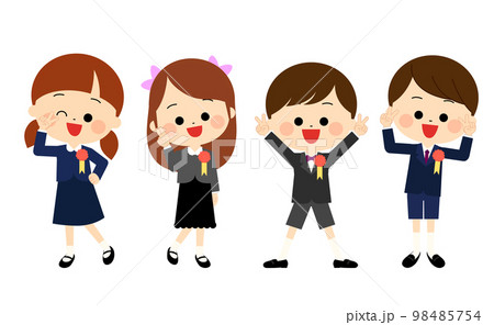 笑顔でポーズをとる新一年生の子供たち 98485754