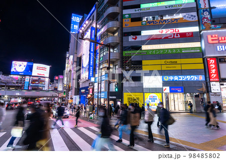 《東京都》渋谷駅前・賑わう夜の繁華街 98485802