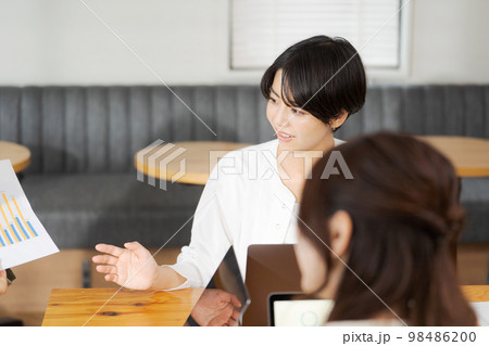 会議をするビジネスパーソン 98486200