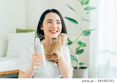 水分補給する若い女性 水分補給する若い女性 98486293