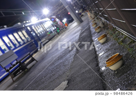 特別な装飾の横川駅に停車中のDLぐんまよこかわナイトパーク号_2022/12/17撮影 98486426