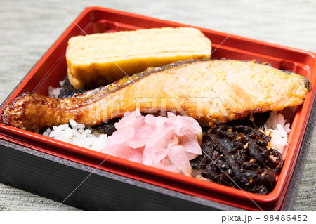 美味しい銀鮭西京焼き弁当(海苔弁当) 美味しい銀鮭西京焼き弁当(海苔弁当) 98486452