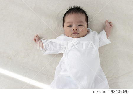起きている赤ちゃんの上半身(0歳1か月、日本人、男の子) 起きている赤ちゃんの上半身(0歳1か月、日本人、男の子) 98486695