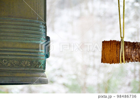 冬の松平郷　高月院梵鐘 98486736