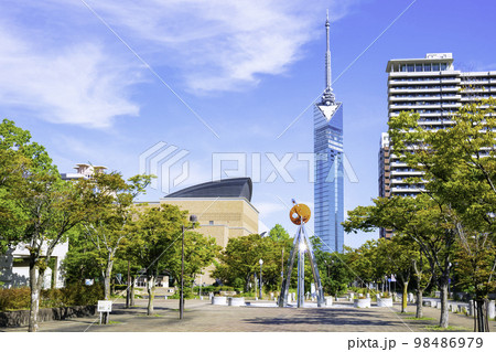 サザエさん通りから見た美しい福岡タワー サザエさん通りから見た美しい福岡タワー 98486979