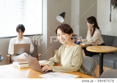 シェアオフィスで働く人々 98487078