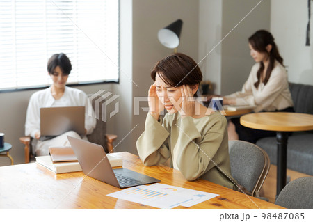 シェアオフィスで働く人々 98487085