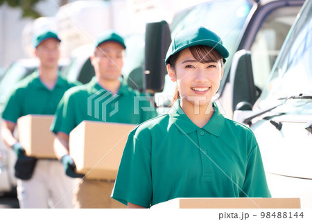 荷物を運ぶユニフォーム姿の配達スタッフ 運送 物流 ビジネスイメージ 荷物を運ぶユニフォーム姿の配達スタッフ 運送 物流 ビジネスイメージ 98488144