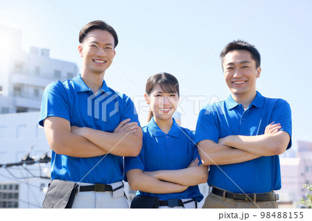 笑顔で視線を向けるユニフォーム姿の配達スタッフ　運送　物流　ビジネスイメージ 98488155