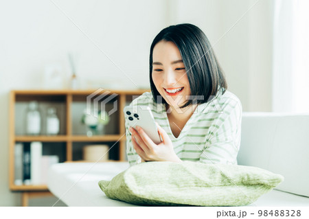 スマホを見る若い女性 スマホを見る若い女性 98488328