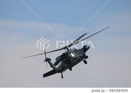 自衛隊のU60Jヘリコプターの救難訓練風景 自衛隊のU60Jヘリコプターの救難訓練風景 98488409