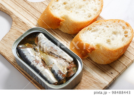缶詰のオイルサーディンとバゲット 98488443