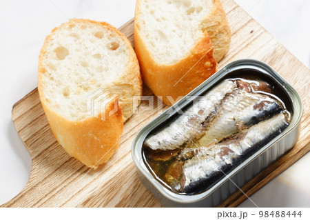 缶詰のオイルサーディンとバゲット 98488444