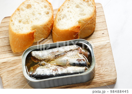 缶詰のオイルサーディンとバゲット 98488445