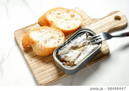 缶詰のオイルサーディンとバゲット 98488447