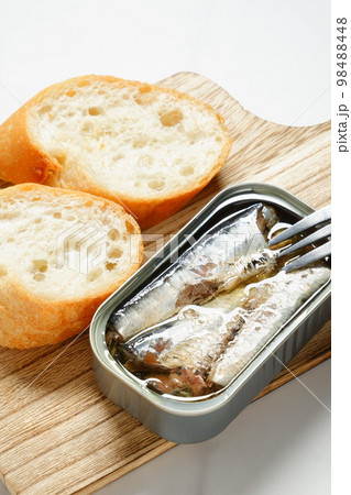 缶詰のオイルサーディンとバゲット 98488448