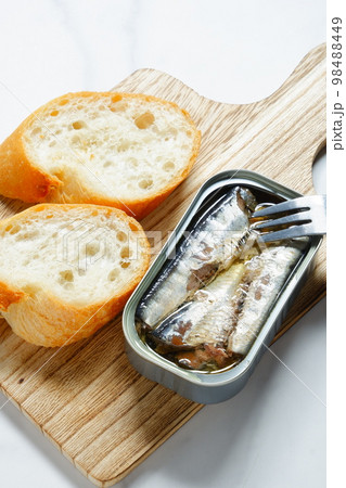 缶詰のオイルサーディンとバゲット 98488449