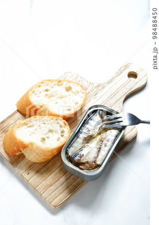 缶詰のオイルサーディンとバゲット 98488450