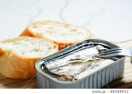 缶詰のオイルサーディンとバゲット 98488452