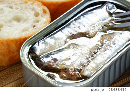 缶詰のオイルサーディンとバゲット 98488455