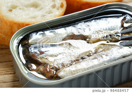 缶詰のオイルサーディンとバゲット 98488457