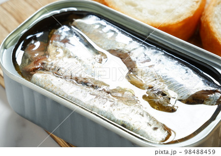 缶詰のオイルサーディンとバゲット 98488459