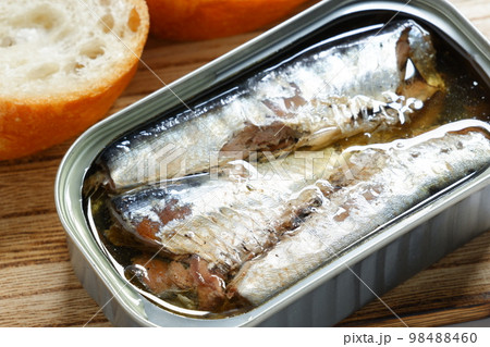 缶詰のオイルサーディンとバゲット 98488460