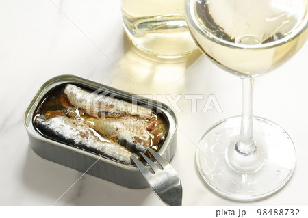 オイルサーディンの缶詰と白ワインのグラス 98488732