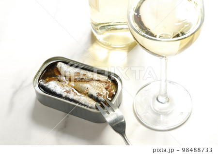 オイルサーディンの缶詰と白ワインのグラス 98488733