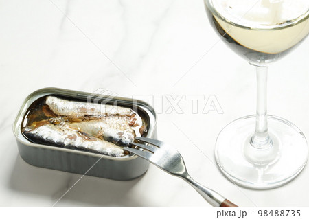 オイルサーディンの缶詰と白ワインのグラス 98488735