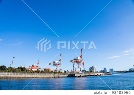 レンボーブリッジが見えるウォーターフロントエリア 98488966