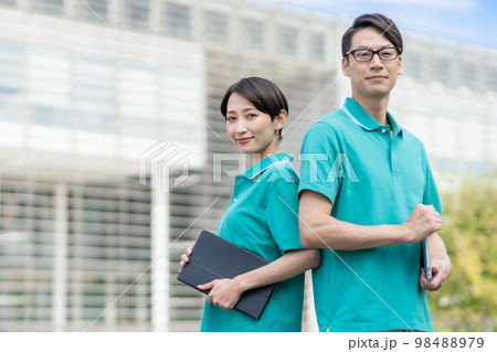 施設で働くユニフォーム姿のケアマネージャー 98488979