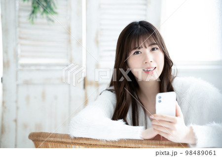 スマホを使う若い女性 スマホを使う若い女性 98489061