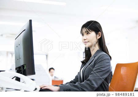 オフィスのパソコンで仕事をする女性 98489181
