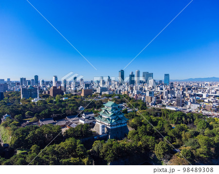 10月愛知 名古屋城・天守閣と名古屋駅周辺の高層ビル群 10月愛知 名古屋城・天守閣と名古屋駅周辺の高層ビル群 98489308