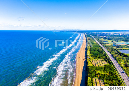 早朝の千里浜なぎさドライブウェイ、のと里山海道(背景は輪島市方向) 早朝の千里浜なぎさドライブウェイ、のと里山海道(背景は輪島市方向) 98489332