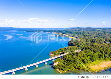 能登島大橋と能登島（石川県） 98489337