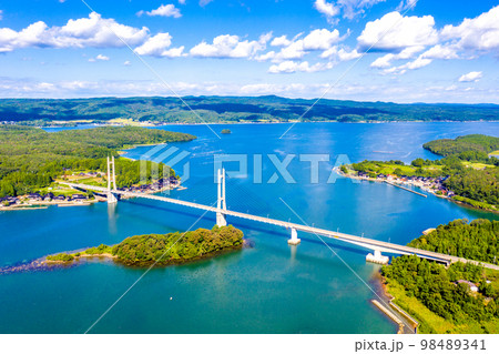 能登島とツインブリッジのと（能登島が右側、遠景は能登半島） 98489341