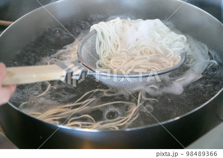 盛岡冷麺の麺をゆがくイメージ画像制作工程の画像　ラーメン飲食店イメージ 98489366