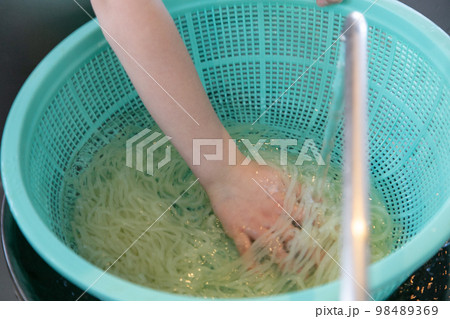 盛岡冷麺の麺をゆがくイメージ画像制作工程の画像　ラーメン飲食店イメージ 98489369