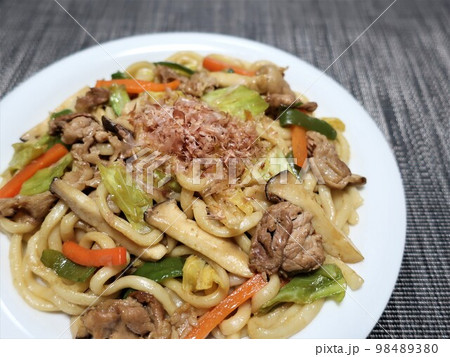 エリンギ入りのおいしい焼きうどん 98489380