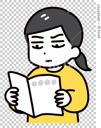 一位身著休閒裝的年輕女子正在閱讀一本小冊子，神情嚴肅（上半身）。 98489765