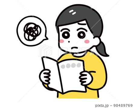 冊子を読む困った顔の若い女性 98489769