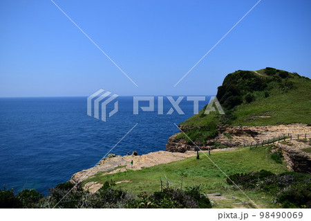 長崎県壱岐市の辰の島の青空と海 長崎県壱岐市の辰の島の青空と海 98490069