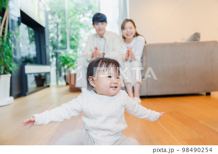 赤ちゃんとお家で過ごす幸せなファミリー 98490254